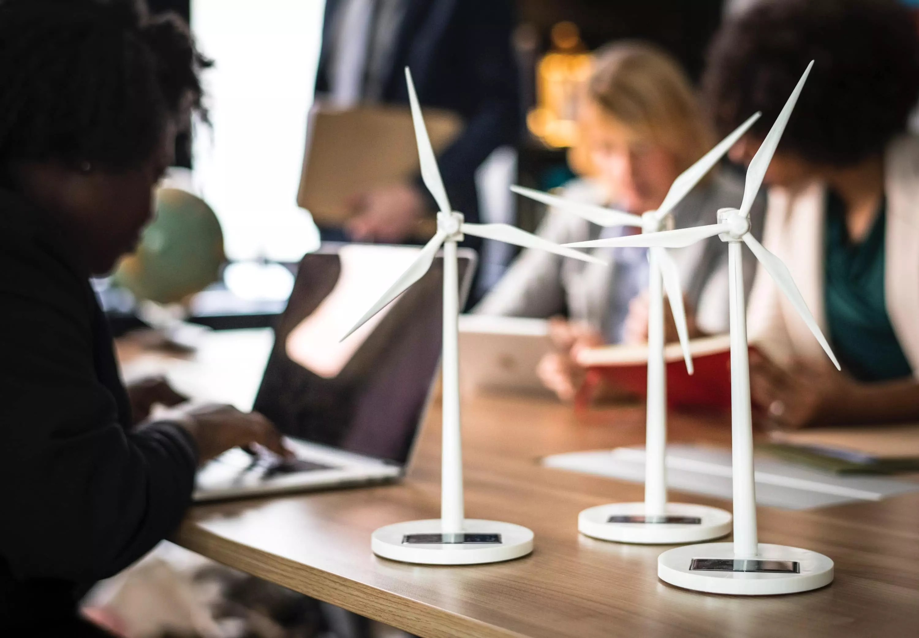 kleine Solarbetriebene Windräder als Tischaufsteller in einem Büro