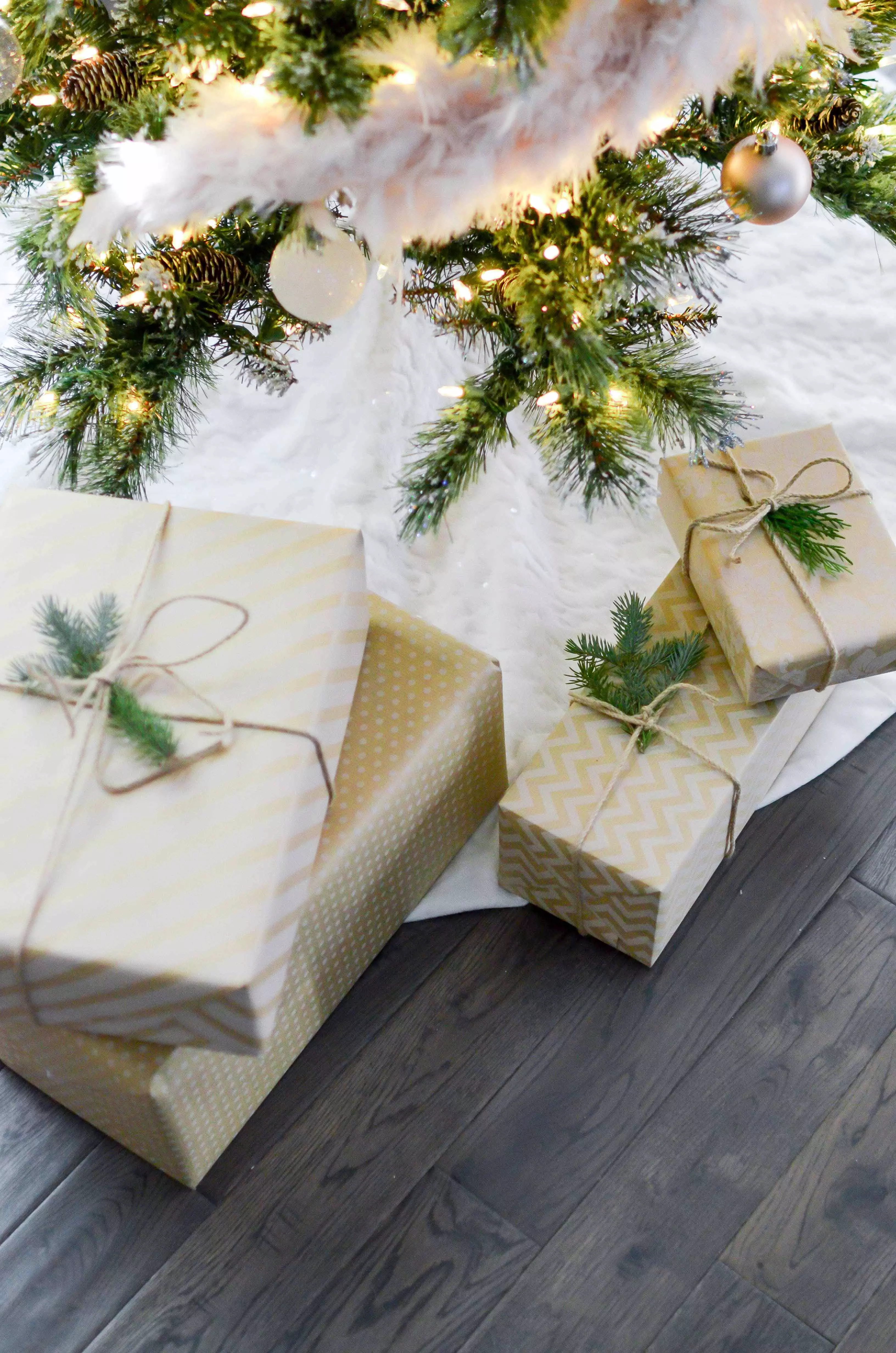 mehrere Weihnachtsgeschenke unter dem Weihnachtsbaum