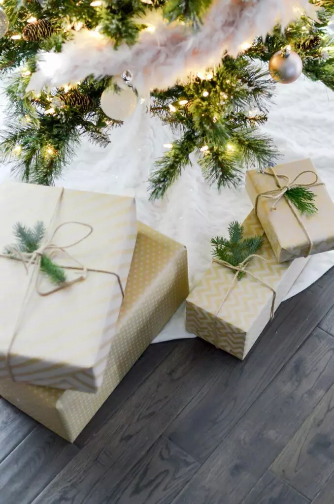 mehrere Weihnachtsgeschenke unter dem Baum