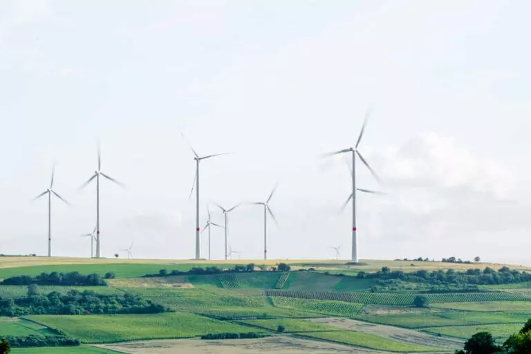 Windenergie - Windräder in hügeliger Landschaft
