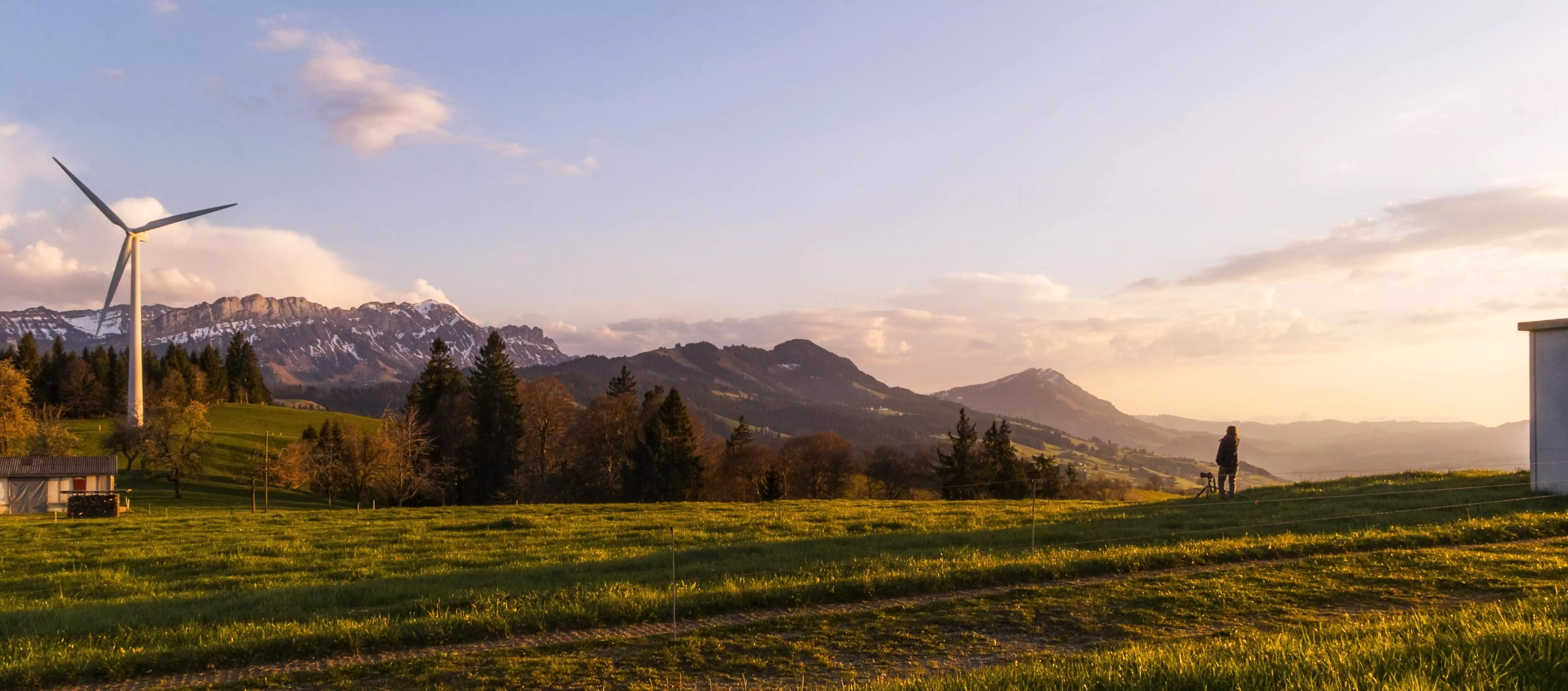 Windenergie - Windrad in morgendlicher Berglandschaft