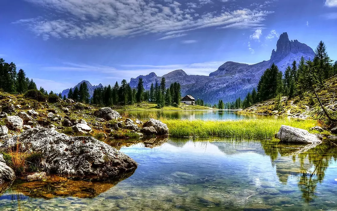 Landschaftsbild, Wasserstelle in bergiger Almlandschaft